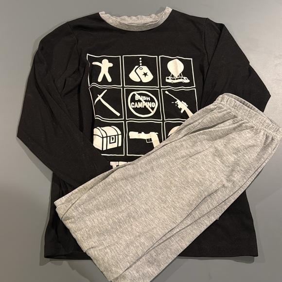 Black and Gray Fortnite Pajama Set and How to Draw book - Picture 2 of 10